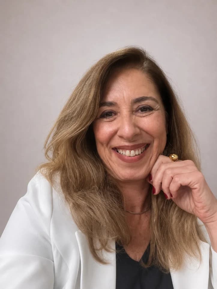 Dra. Marcia Babo em atendimento no consultório